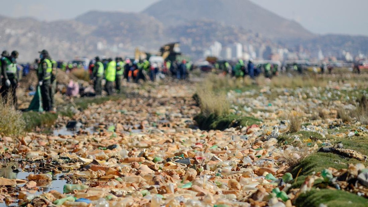 FOTO: Berjibaku Dengan Sampah Plastik di Danau Uru Uru