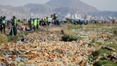 FOTO: Berjibaku Dengan Sampah Plastik di Danau Uru Uru Sejumlah relawan bekerja sama membersihkan Danau Uru Uru di Oruro, Bolivia dari sampah plastik.