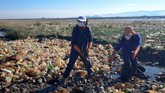 FOTO: Berjibaku Dengan Sampah Plastik di Danau Uru Uru Sejumlah relawan bekerja sama membersihkan Danau Uru Uru di Oruro, Bolivia dari sampah plastik.