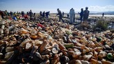 FOTO: Berjibaku Dengan Sampah Plastik di Danau Uru Uru Sejumlah relawan bekerja sama membersihkan Danau Uru Uru di Oruro, Bolivia dari sampah plastik.