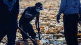 FOTO: Berjibaku Dengan Sampah Plastik di Danau Uru Uru Sejumlah relawan bekerja sama membersihkan Danau Uru Uru di Oruro, Bolivia dari sampah plastik.