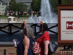 Disney World Akan Kembalikan Jam Ekstra Taman, tapi...