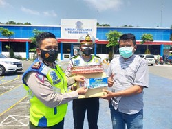 3 Pengendara di Gresik Dapat Hadiah Karena Tertib Lalu Lintas