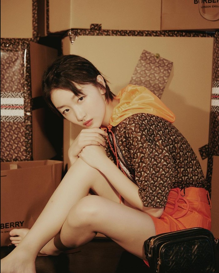 Last but not least, artis China tercantik Zhou Dongyu juga berhasil terpilih sebagai 'Four Dan Actresses of China' pasca generasi 90-an. Artis kelahiran 1992 ini sukses sabet banyak penghargaan berkat akting piawainya (Foto: www.instagram.com/zhoudongyu).