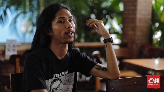 Teguh Aprianto, hacker yang sudah terkenal di dunia internasional itu bicara lemahnya situs pemerintah hingga kritik bacot politikus RI.