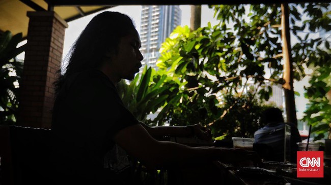 Teguh Aprianto, hacker yang sudah terkenal di dunia internasional itu bicara lemahnya situs pemerintah hingga kritik bacot politikus RI.