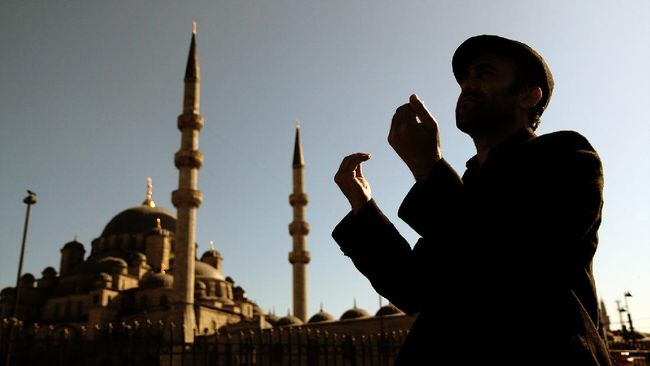 Tak ada hadis yang secara eksplisit menganjurkan umat Islam untuk berbuka puasa dengan makanan atau minuman manis.