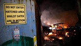 FOTO: Irlandia Rusuh Buntut Aturan Dagang Usai Brexit Kerusuhan pecah di Irlandia Utara usai aturan imigrasi dan perdagangan diperketat sebagai dampak Inggris keluar dari Uni Eropa atau Brexit.