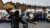 FOTO: Irlandia Rusuh Buntut Aturan Dagang Usai Brexit Kerusuhan pecah di Irlandia Utara usai aturan imigrasi dan perdagangan diperketat sebagai dampak Inggris keluar dari Uni Eropa atau Brexit.