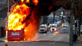 FOTO: Irlandia Rusuh Buntut Aturan Dagang Usai Brexit