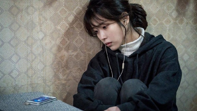 IU saat berperan dalam drama Korea My Mister IU saat berperan dalam drama Korea My Mister
