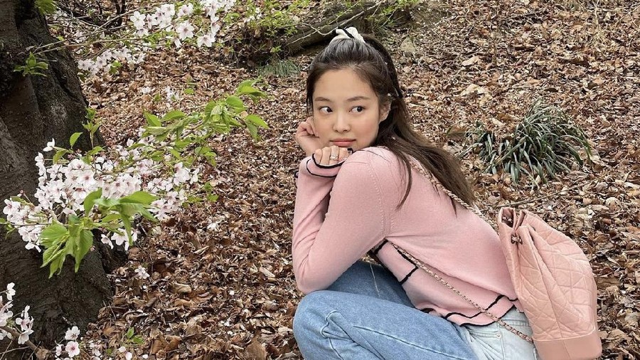 Jennie BLACKPINK mengenakan cardigan 'Chanel'