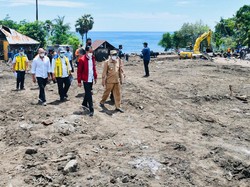 Janji Jokowi ke Korban Bencana di NTT: Relokasi-Percepat Pembangunan