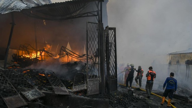 Nilai kerugian ditaksir mencapai Rp1 miliar saat 174 kios dan lapak di Pasar Lontar Tanah Abang kebakaran pada Kamis (8/4)