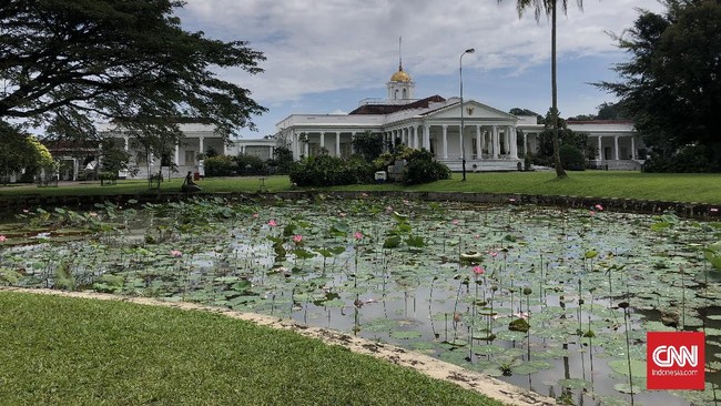 Presiden Joko Widodo (Jokowi) menyebut Istana Kepresidenan di Jakarta dan Bogor berbau kolonial karena merupakan bekas warisan zaman Belanda.