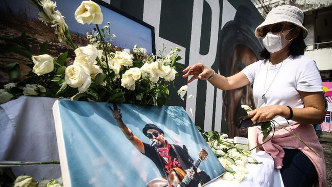 Sejumlah sahabat terdekat kenang satu tahun kepergian Glenn Fredly. Begitu pula dengan sang istri yang mempersembahkan sebuah lagu untuk Glenn.