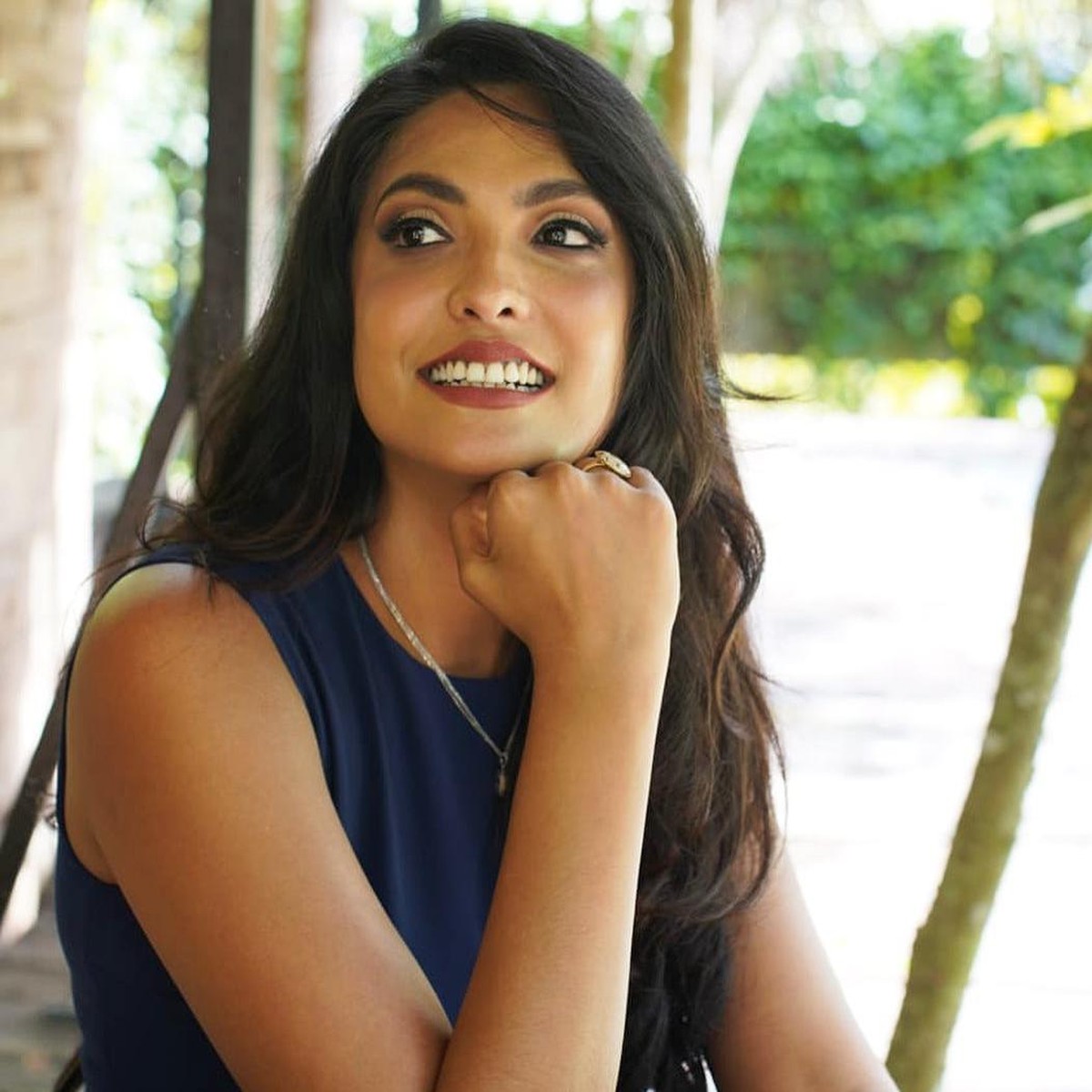 Caroline Julie&comma; Miss Sri Lanka 2019 dan juga Miss World 2020 ditahan oleh polisi atas insiden pencopotan paksa mahkota Miss Sri Lanka 2020 di atas panggung&period; Inilah sosok Caroline Jurie&excl;