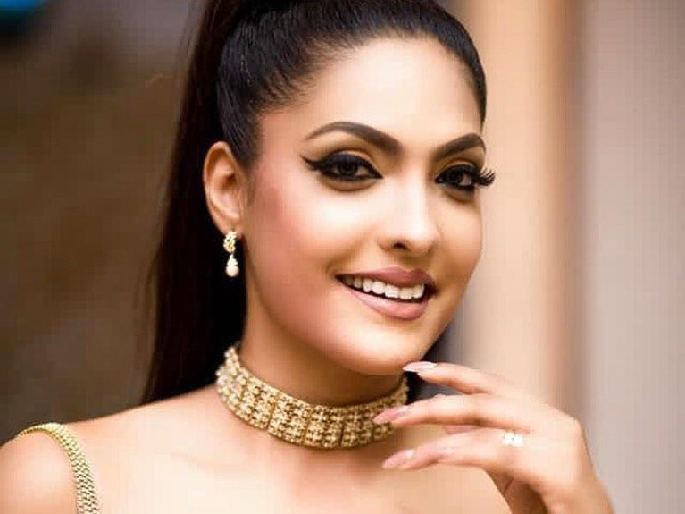 Caroline Julie, Miss Sri Lanka 2019 dan juga Miss World 2020 ditahan oleh polisi atas insiden pencopotan paksa mahkota Miss Sri Lanka 2020 di atas panggung. Inilah sosok Caroline Jurie!