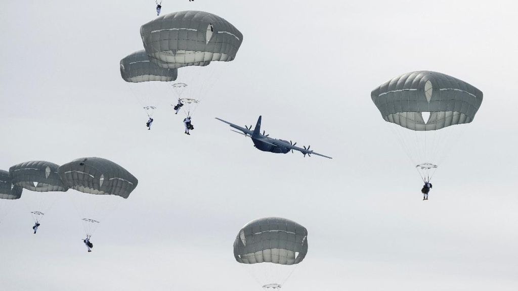 Ribuan Tentara Penerjun Payung AS Tiba di Timteng, Siap Serbu Iran
