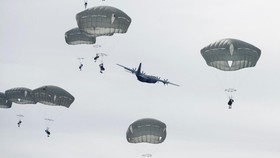 Ribuan Tentara Penerjun Payung AS Tiba di Timteng, Siap Serbu Iran