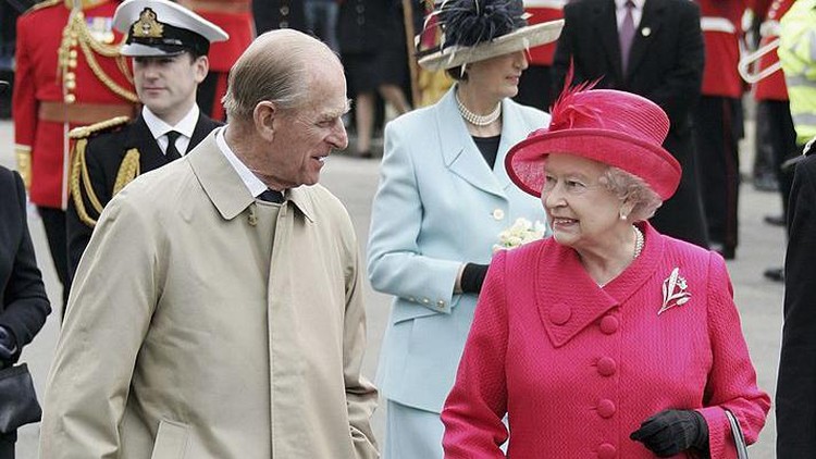 WINDSOR, UNITED KINGDOM - APRIL 21:  Queen Elizabeth II and Prince Philip, Duke of Edinburgh smile at each other on April 21, 2006 in Windsor, England. HRH Queen Elizabeth II is taking part in her traditional walk in the town to celebrate her 80th Birthday. In the evening the Prince of Wales will host a private party for The Queen and other members of the Royal family at Kew Palace.  (Photo by MJ Kim/Getty Images)