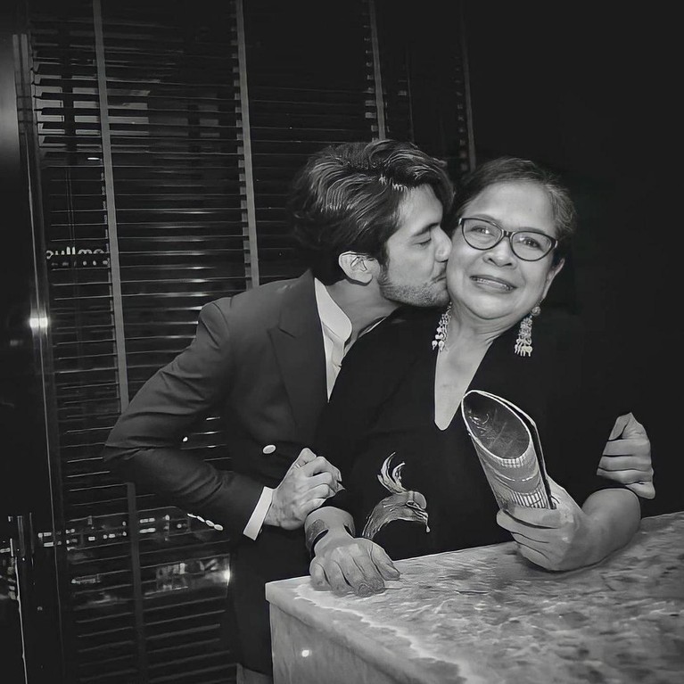 Reza Rahadian kini memeluk Islam, meski berbeda dengan sang Ibunda tetapi mereka tetap harmonis. Yuk intip harmonisnya Reza dan Ibunda meski beda keyakinan!