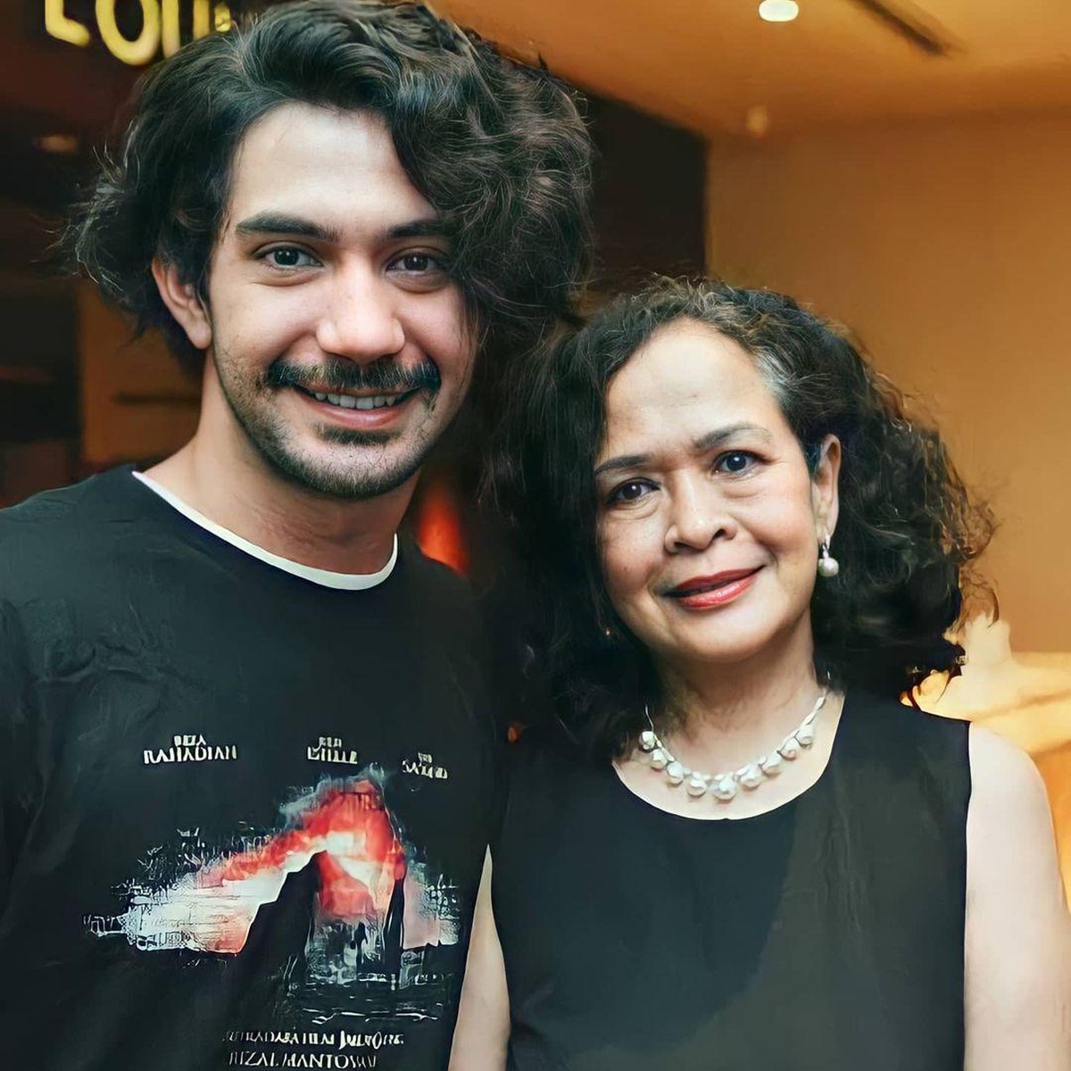 Reza Rahadian kini memeluk Islam&comma; meski berbeda dengan sang Ibunda tetapi mereka tetap harmonis&period; Yuk intip harmonisnya Reza dan Ibunda meski beda keyakinan&excl;