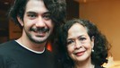 Potret Harmonis Reza Rahadian dan Ibunda meski Beda Keyakinan Reza Rahadian kini memeluk Islam, meski berbeda dengan sang Ibunda tetapi mereka tetap harmonis. Yuk intip harmonisnya Reza dan Ibunda meski beda keyakinan!