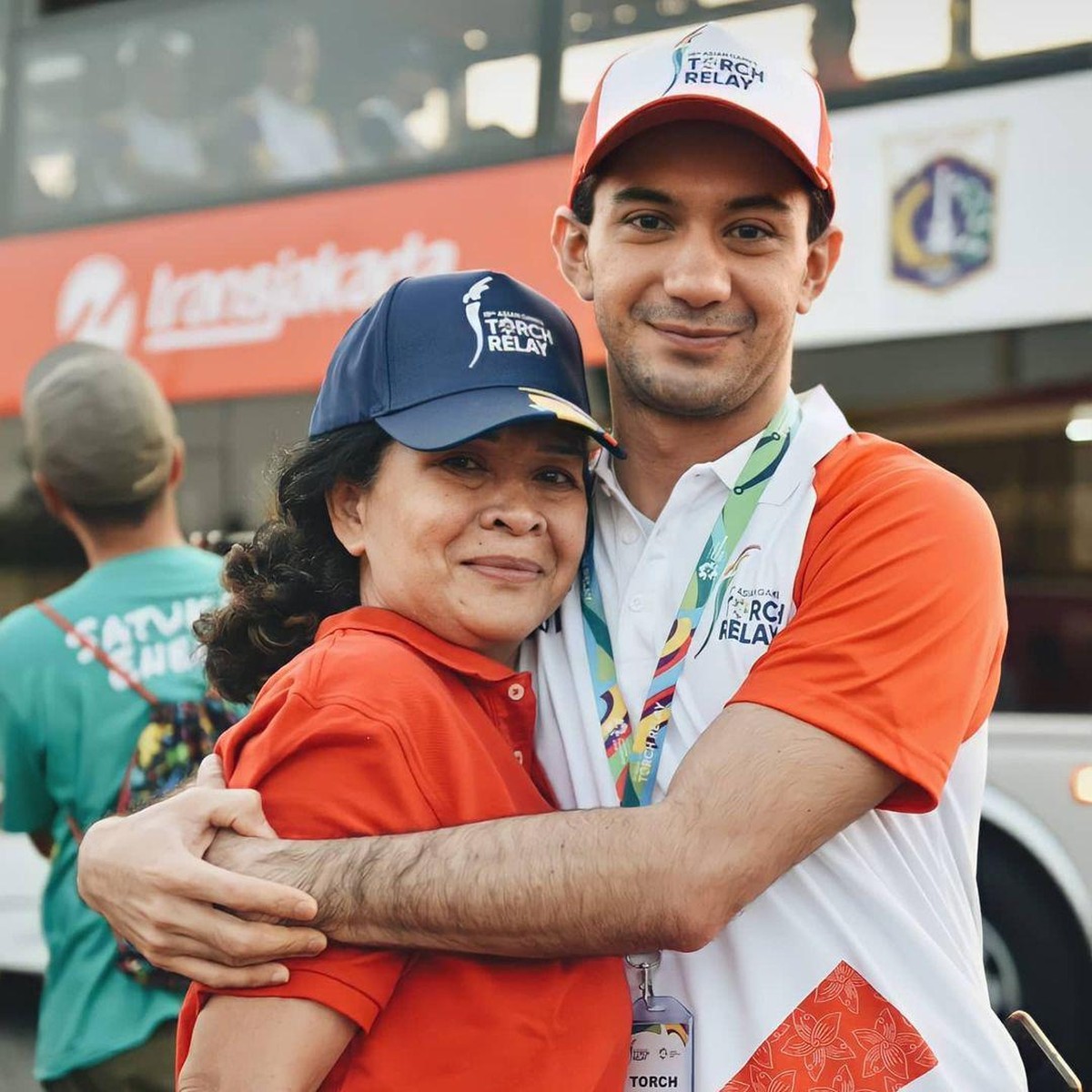 Reza Rahadian kini memeluk Islam&comma; meski berbeda dengan sang Ibunda tetapi mereka tetap harmonis&period; Yuk intip harmonisnya Reza dan Ibunda meski beda keyakinan&excl;