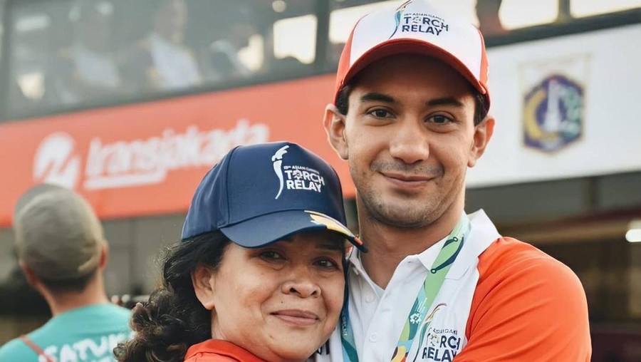 Reza Rahadian kini memeluk Islam, meski berbeda dengan sang Ibunda tetapi mereka tetap harmonis. Yuk intip harmonisnya Reza dan Ibunda meski beda keyakinan!