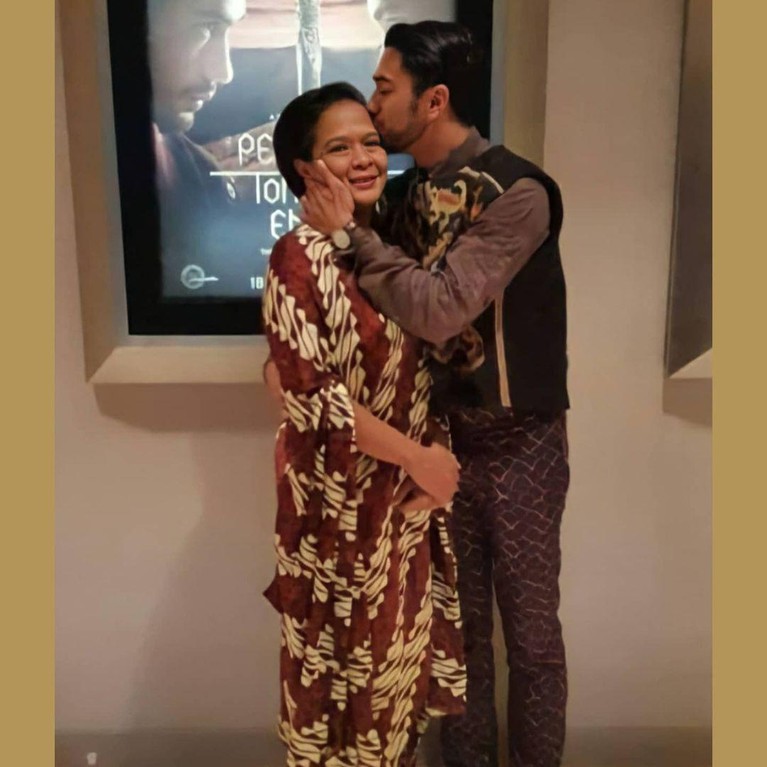 Potret Harmonis Reza Rahadian dan Ibunda meski Beda Keyakinan Reza Rahadian kini memeluk Islam, meski berbeda dengan sang Ibunda tetapi mereka tetap harmonis. Yuk intip harmonisnya Reza dan Ibunda meski beda keyakinan!