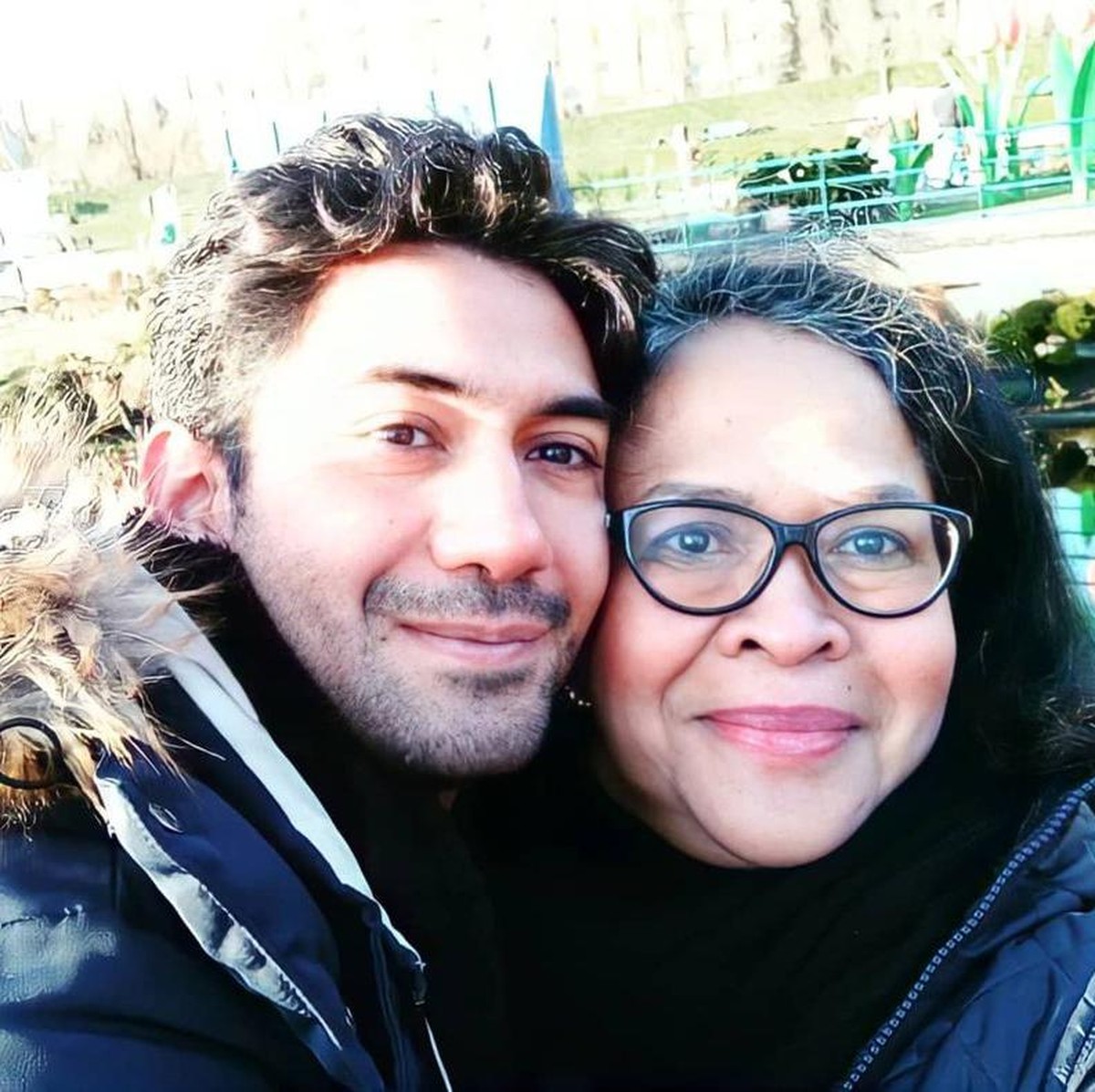 Reza Rahadian kini memeluk Islam&comma; meski berbeda dengan sang Ibunda tetapi mereka tetap harmonis&period; Yuk intip harmonisnya Reza dan Ibunda meski beda keyakinan&excl;