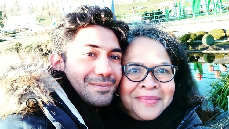 Reza Rahadian kini memeluk Islam, meski berbeda dengan sang Ibunda tetapi mereka tetap harmonis. Yuk intip harmonisnya Reza dan Ibunda meski beda keyakinan!