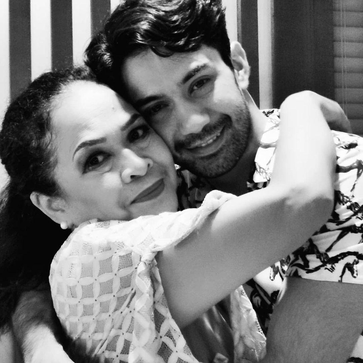 Reza Rahadian kini memeluk Islam&comma; meski berbeda dengan sang Ibunda tetapi mereka tetap harmonis&period; Yuk intip harmonisnya Reza dan Ibunda meski beda keyakinan&excl;