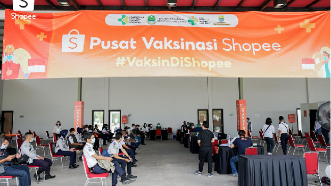 Shopee menghadirkan Pusat Vaksinasi Shopee di Bandung, bekerja sama dengan Kementerian Kesehatan, Pemerintah Provinsi Jawa Barat, dan Pemerintah Kota Bandung.