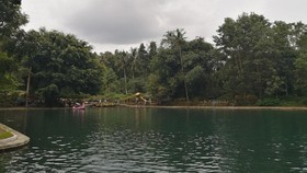 Berenang bersama Kawanan Ikan di Situ Cipanten