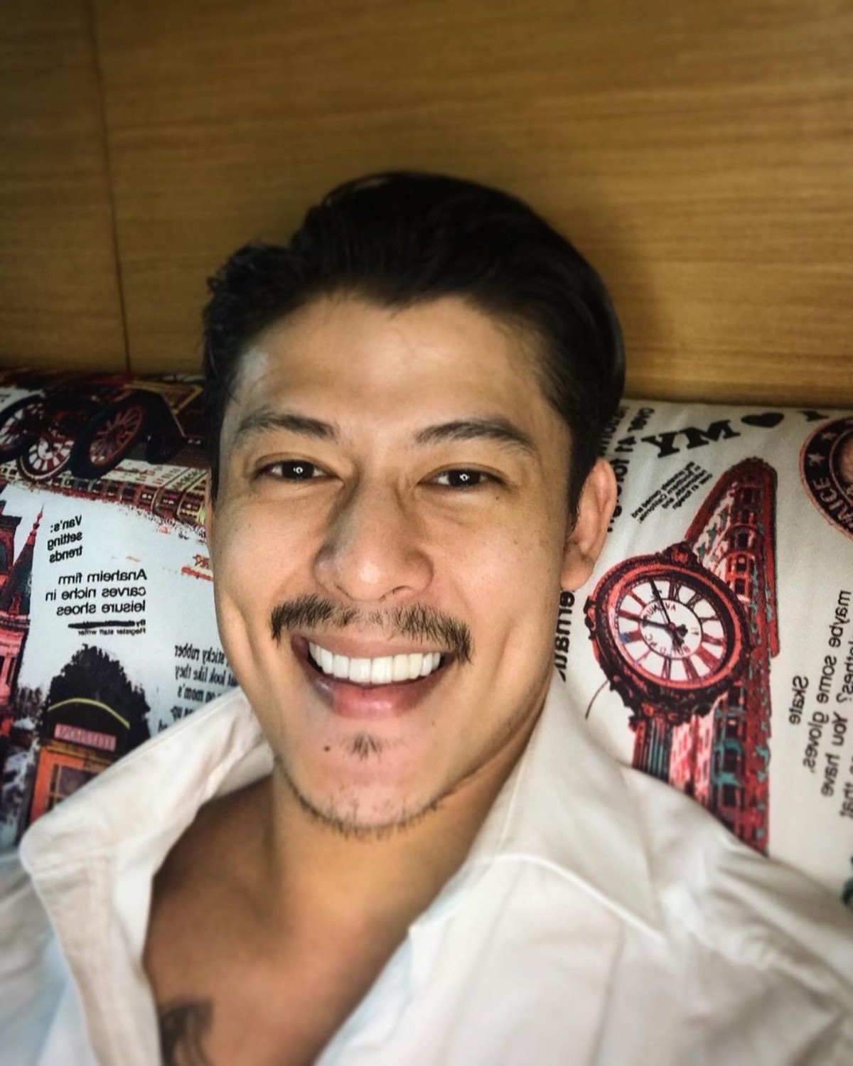 Deedi Tjhandra mendadak viral setelah mengaku sebagai korban pelecehan seksual yang dilakukan oleh seorang MUA langganan para selebriti Tanah Air&comma; yaitu Andy Chun&period; Inilah potret seorang Deedi&excl;