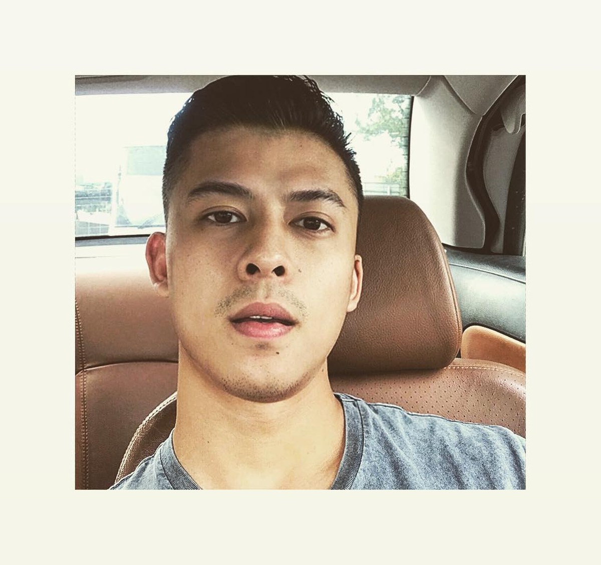 Deedi Tjhandra mendadak viral setelah mengaku sebagai korban pelecehan seksual yang dilakukan oleh seorang MUA langganan para selebriti Tanah Air&comma; yaitu Andy Chun&period; Inilah potret seorang Deedi&excl;