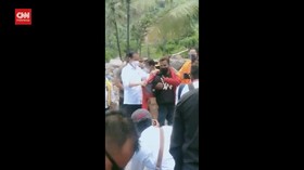 VIDEO: Jokowi Berikan Jaket Ke Warga Lembata