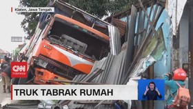 VIDEO: Rem Blong, Truk Tabrak Rumah dan Sepeda Motor