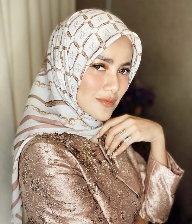 8 Style Hijab ala Olla Ramlan, Bikin Awet Muda