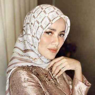 8 Style Hijab ala Olla Ramlan, Bikin Awet Muda