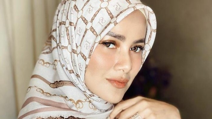 8 Style Hijab ala Olla Ramlan, Bikin Awet Muda