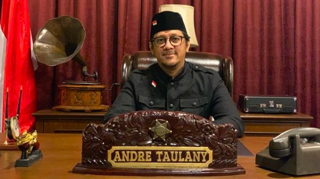 Komedian Andre Taulany mendadak muncul di atas panggung Konser Dewa 19 yang berlangsung di Jakarta International Stadium (JIS), pada Sabtu (4/2) malam.