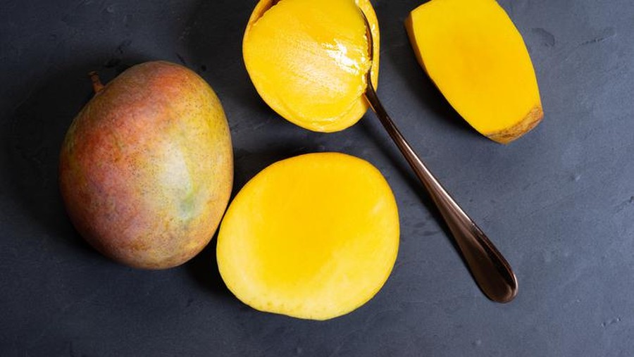 Pangeran Philip Bagikan Cara Terbaik Kupas Mangga, Contek Yuk!