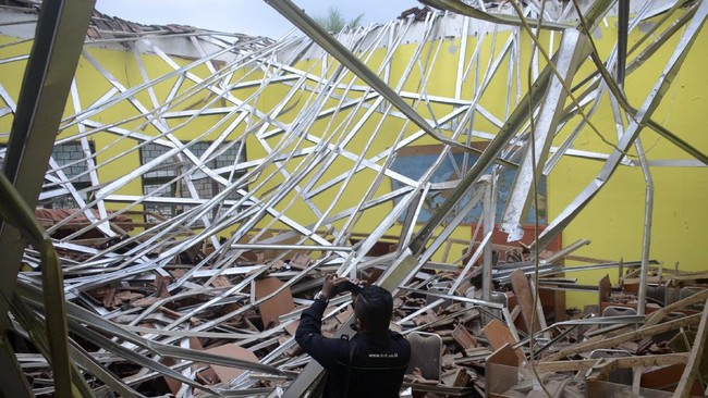 Sejauh ini, Gubernur Jatim Khofifah Indar Parawansa beserta jajarannya masih memvalidasi jumlah rumah yang rusak akibat gempa
