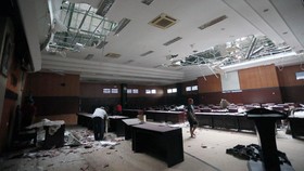 Gempa Malang, Atap Gedung DPRD Kabupaten Blitar Ambrol