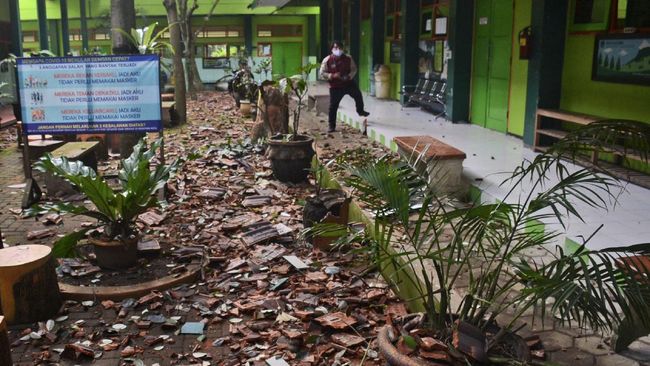 Gempa berkekuatan magnitudo 6,1 merusak puluhan bangunan di sejumlah wilayah Jawa Timur.