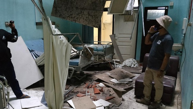 RSUD Kota Blitar memastikan tak ada pasien yang tertimpa atap yang ambrol karena gempa bumi berkekuatan magnitudo 6,7 di Kabupaten Malang.