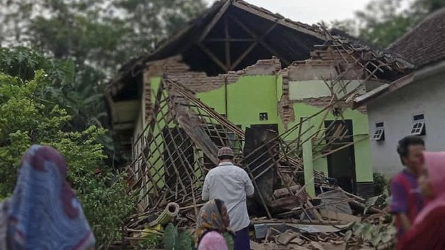 Untuk kategori rumah rusak sedang diberikan stimulus Rp24 juta.